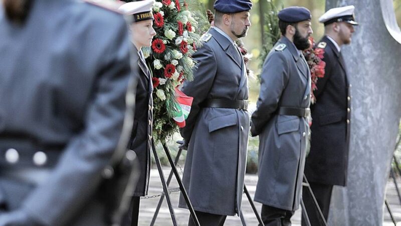 Volkstrauertag in Hilden: Gedenken an die Opfer von Gewalt und Krieg