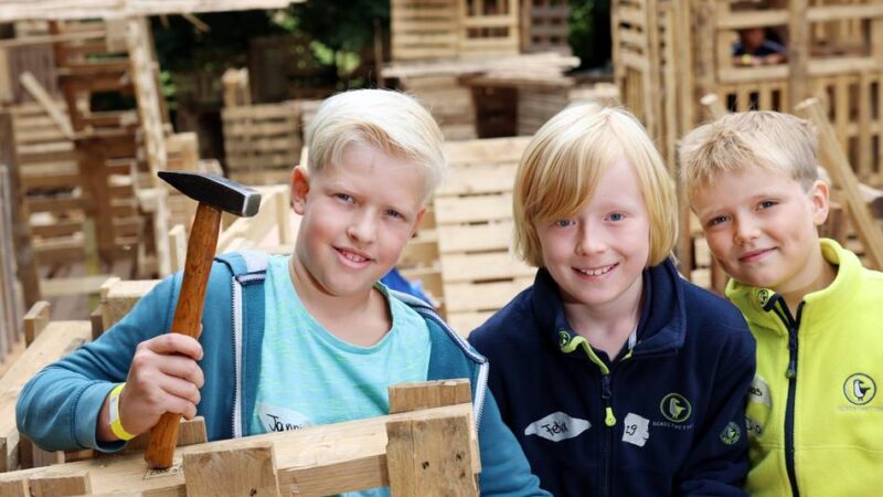 679 Kinder und Jugendliche hämmerten in den Ferien drauflos: „Der Bauspielplatz 2025 war trotz der schwierigen Personalbedingungen ein Erfolg“