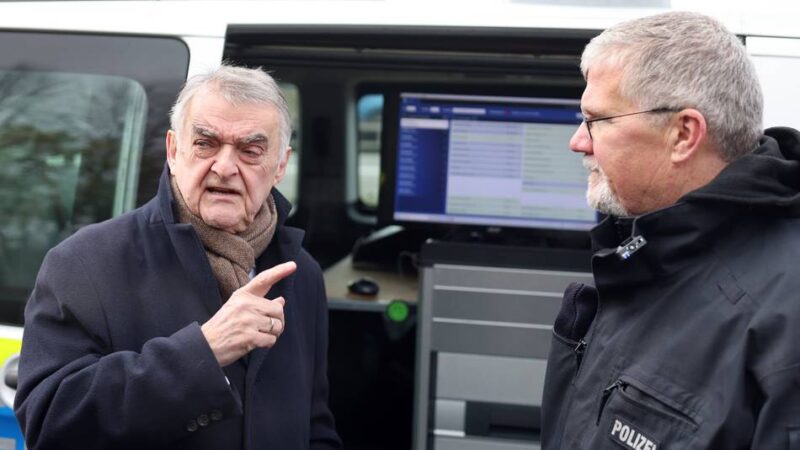 Die Polizei bekommt 14 Fernauslesegeräte, um Fahrtenschreiber im Vorüberfahren auslesen zu können: Lastwagen-Check per Datenfunk