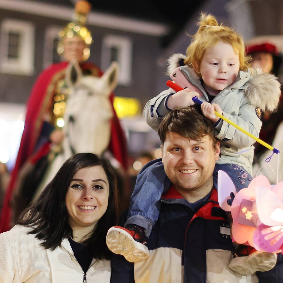 Martinszug in Mettmann: Unterwegs mit Bischof und Bettler