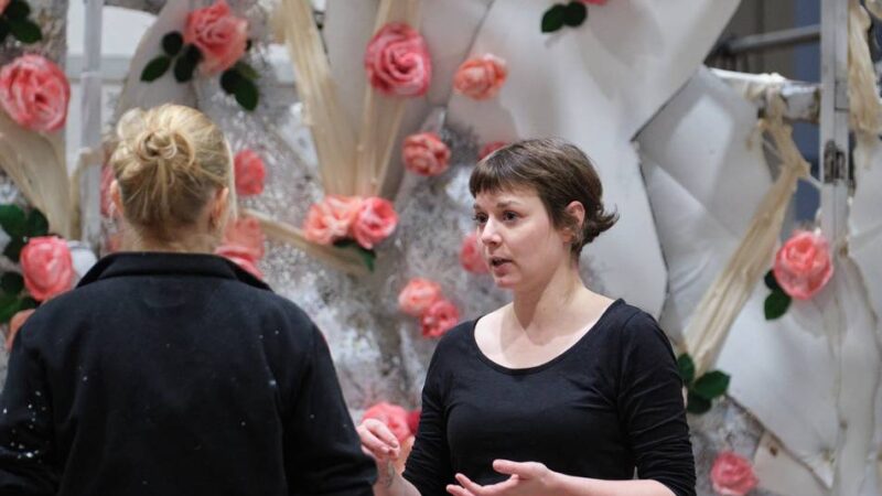 Ballettpremiere in der Rheinoper: Ein Kokon aus Stahl fürs Dornröschen