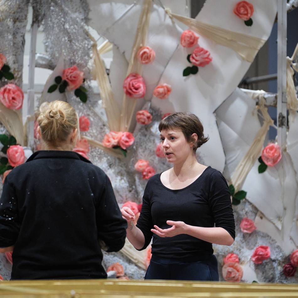 Ballettpremiere in der Rheinoper: Ein Kokon aus Stahl fürs Dornröschen
