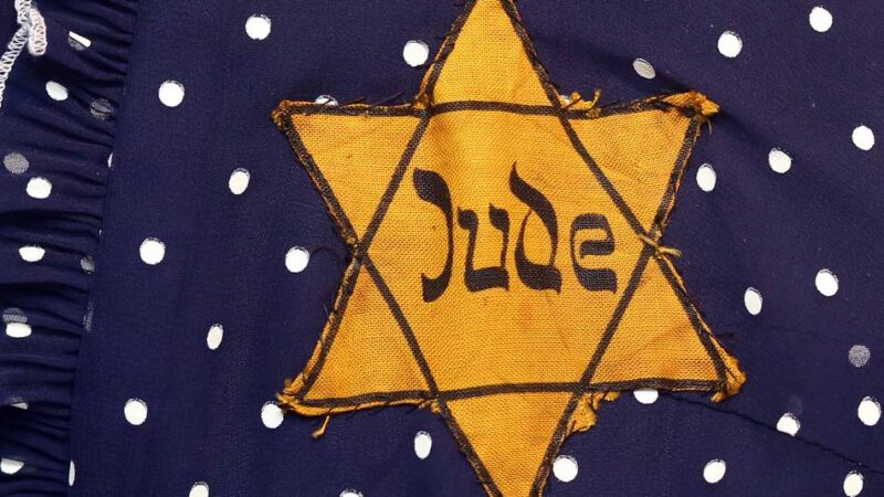 Aufregung in Düsseldorf: „Pietätlos und moralisch verwerflich“ – Auktionshaus versteigert „Judensterne“ und KZ-Ausweise