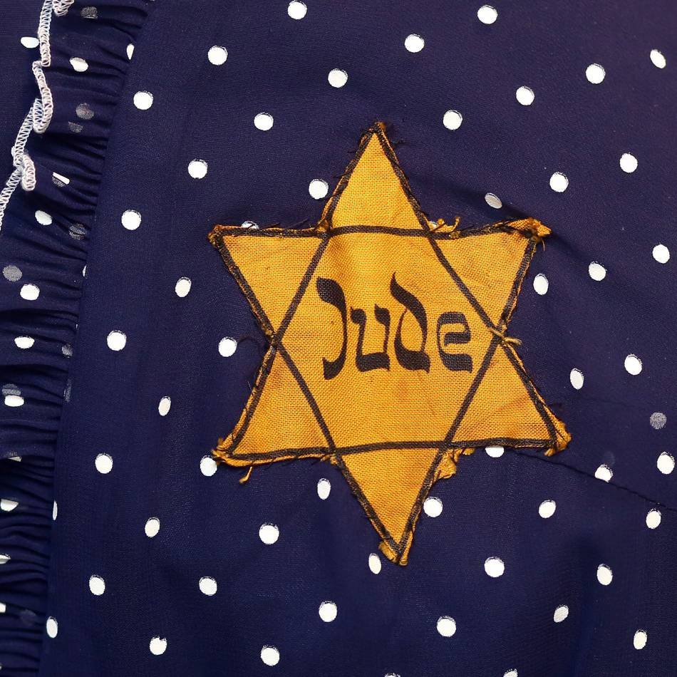 Aufregung in Düsseldorf: „Pietätlos und moralisch verwerflich“ – Auktionshaus versteigert „Judensterne“ und KZ-Ausweise