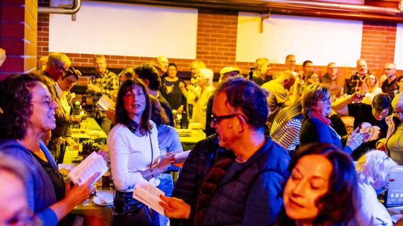Singabend in Düsseldorf: Volles Haus bei „Komm loss mer jet senge“