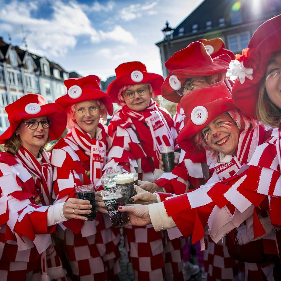 Hoppeditz-Erwachen in Düsseldorf: Viele feiern in der Altstadt – so sieht die Polizeibilanz aus