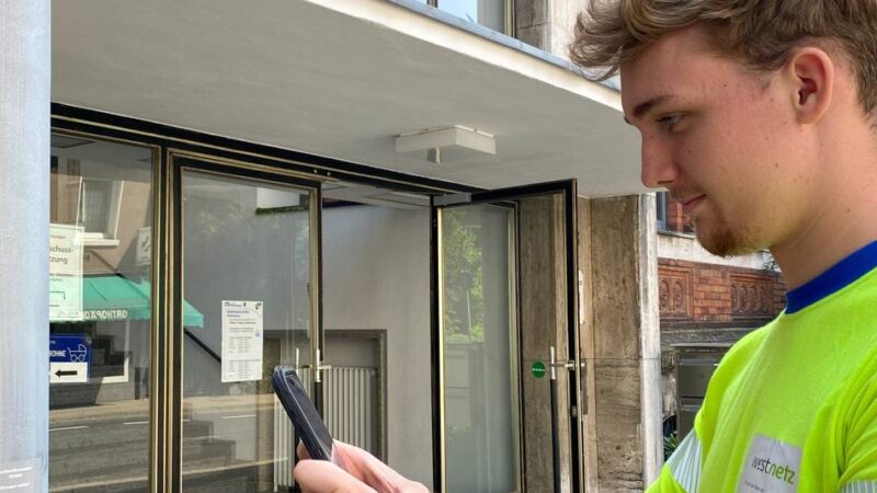 Beleuchtung in Mettmann: QR-Codes an Straßenlampen bieten Hilfe bei Lichtausfall