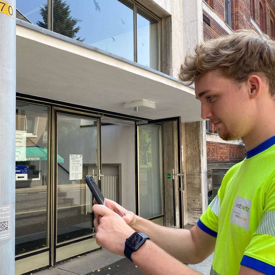 Beleuchtung in Mettmann: QR-Codes an Straßenlampen bieten Hilfe bei Lichtausfall