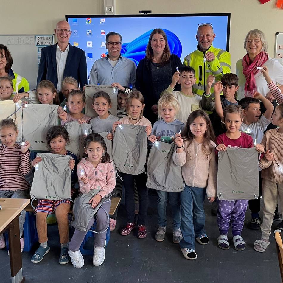 Elternhaltestellen in Langenfeld: LED-Blinkis 2.0 für alle Schüler der Grundschule „Am Brückentor“