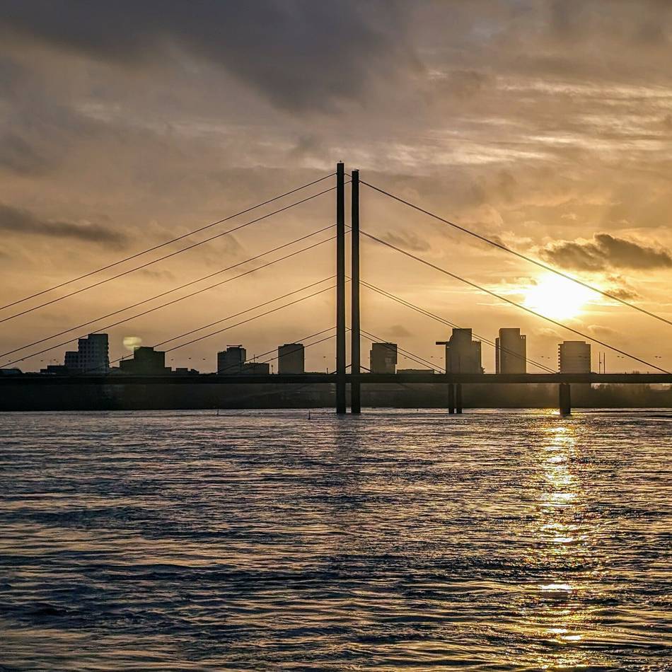 Düsseldorfer Wahrzeichen: Die Uhr am Rheinturm ist defekt – wie es dort nun weitergeht