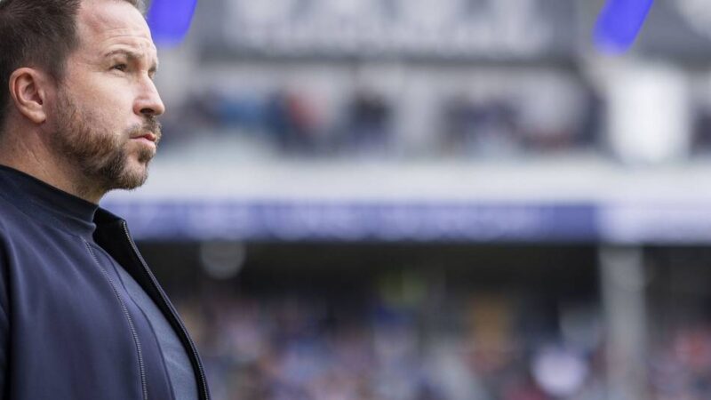 Legt Fortuna personell nach?: Sportdirektor Weber spricht über Außenverteidiger-Problem und Planung im Winter