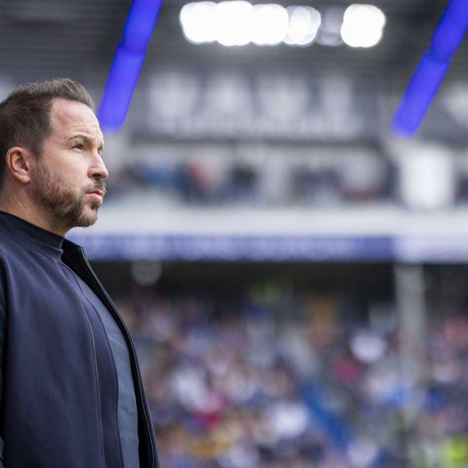 Legt Fortuna personell nach?: Sportdirektor Weber spricht über Außenverteidiger-Problem und Planung im Winter