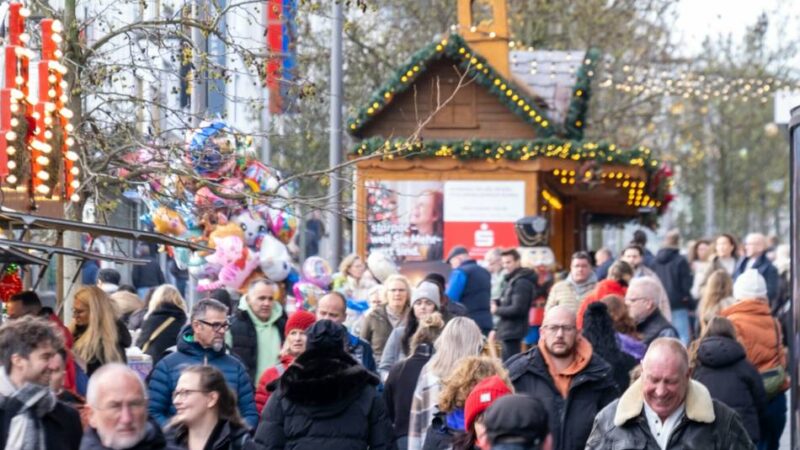 Umfrage des Handelsverbands: Menschen wollen weniger Geld für Weihnachtsgeschenke ausgeben