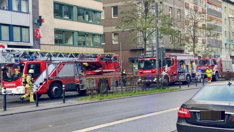 Feuerwehr im Einsatz: Kellerbrand in Wohn- und Geschäftshaus in der Duisburger Innenstadt