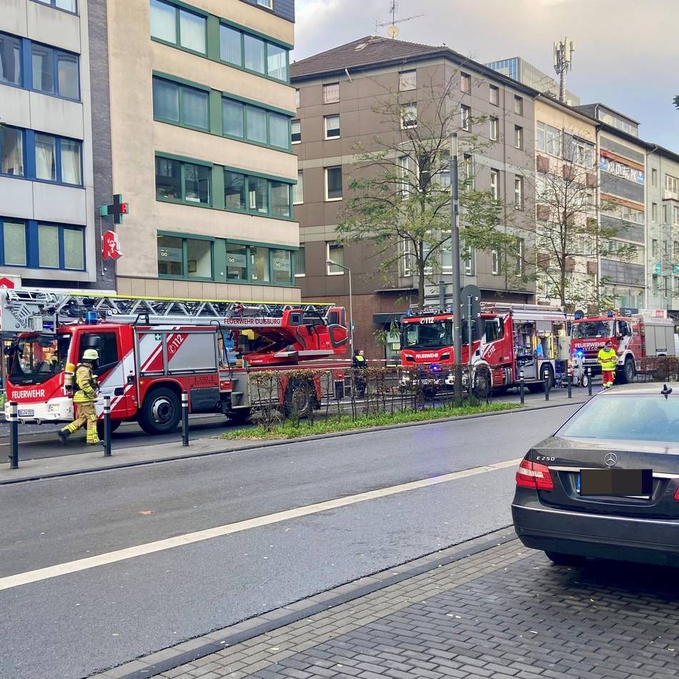 Feuerwehr im Einsatz: Kellerbrand in Wohn- und Geschäftshaus in der Duisburger Innenstadt