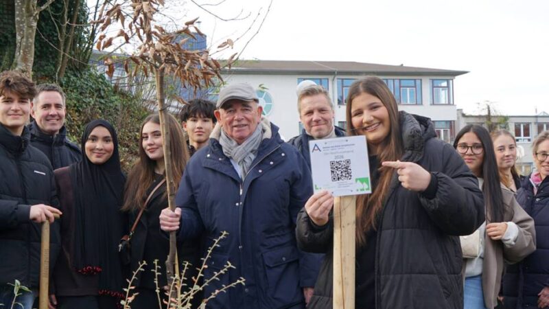 Langenfeld: Abschlussjahrgänge der Bettine-von-Arnim-Gesamtschule pflanzen Bäume