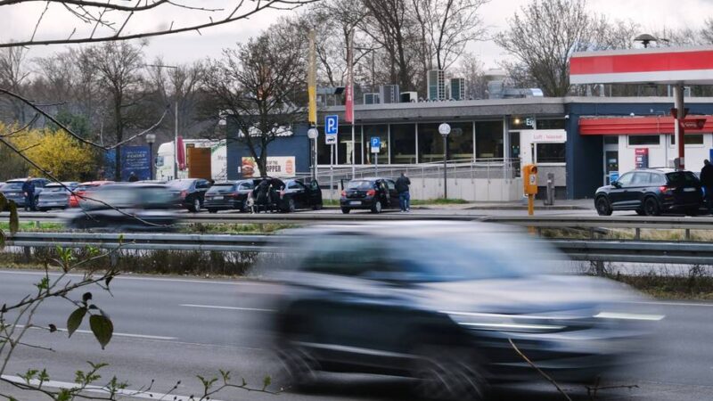 Aktueller ADAC-Test: Raststätte Hösel: Ladestationen mangelhaft