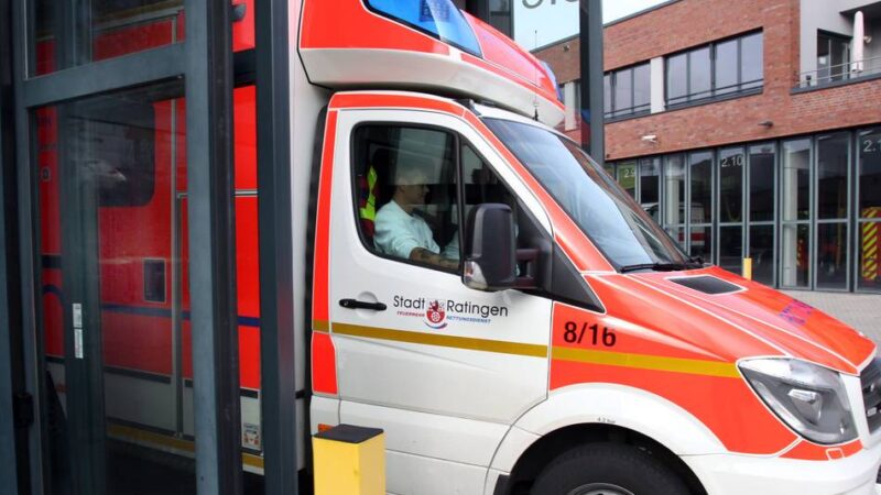 Mieter stand auf der Straße: Einsatz für die 
Feuerwehr auf der Bahnstraße
