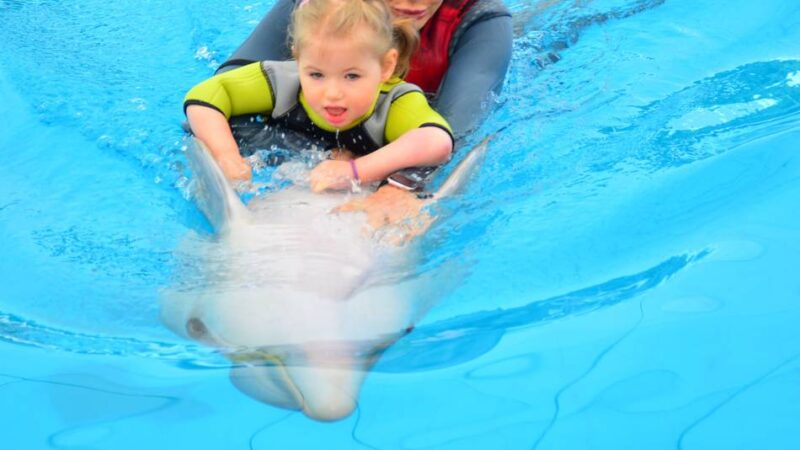 Hoffnung für Mathilda: Delfintherapie zeigt Wirkung – Mutter berichtet von rührenden Momenten