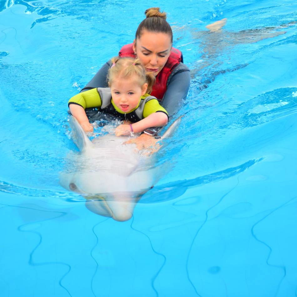 Hoffnung für Mathilda: Delfintherapie zeigt Wirkung – Mutter berichtet von rührenden Momenten