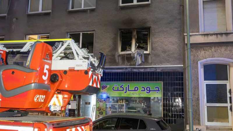 Nachbarn hörten lauten Knall: 61-Jähriger stirbt nach Brand im Duisburger Westen – Polizei ermittelt
