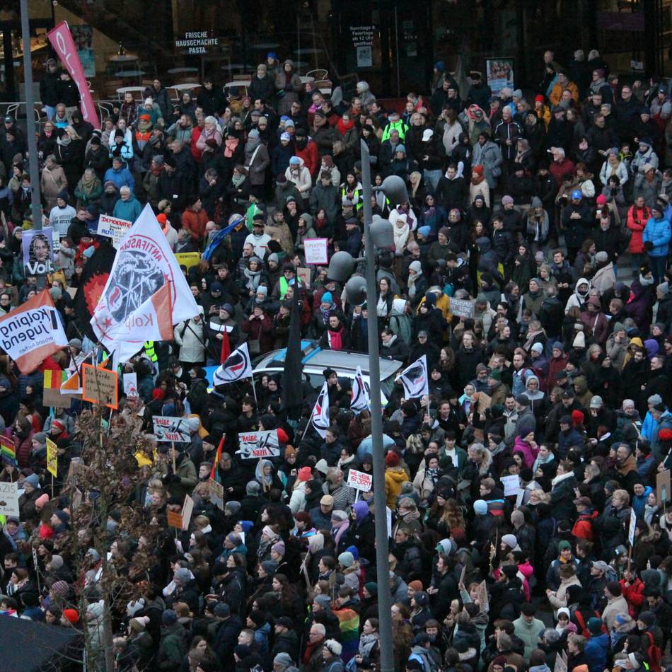 Forscherin zu neuer Studie über Rechtsextremismus: „Das Misstrauen in die Demokratie steigt“