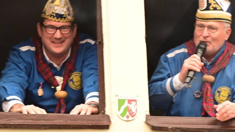 Karneval in Düsseldorf: „Papstwahl“ für neuen Tonnenbauer in Niederkassel