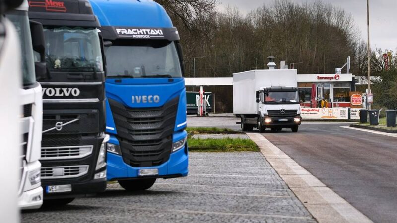 Was passiert mit Plänen in Hösel?: Schwere Lkw-Parkverstöße an Raststätten