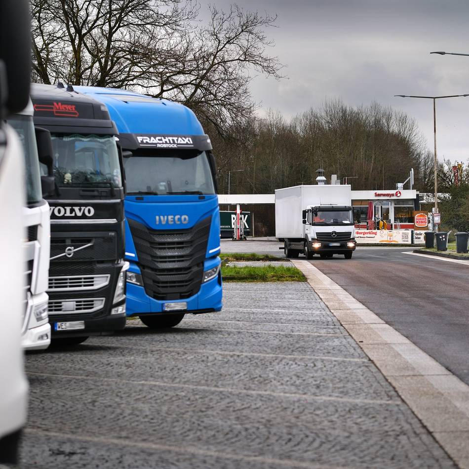 Was passiert mit Plänen in Hösel?: Schwere Lkw-Parkverstöße an Raststätten