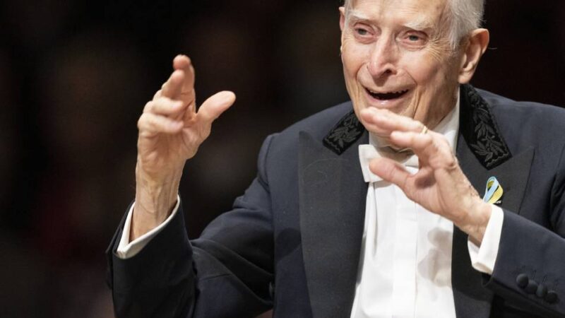 Dienstältester Dirigent in der Elbphilharmonie: Mit 98 am Pult