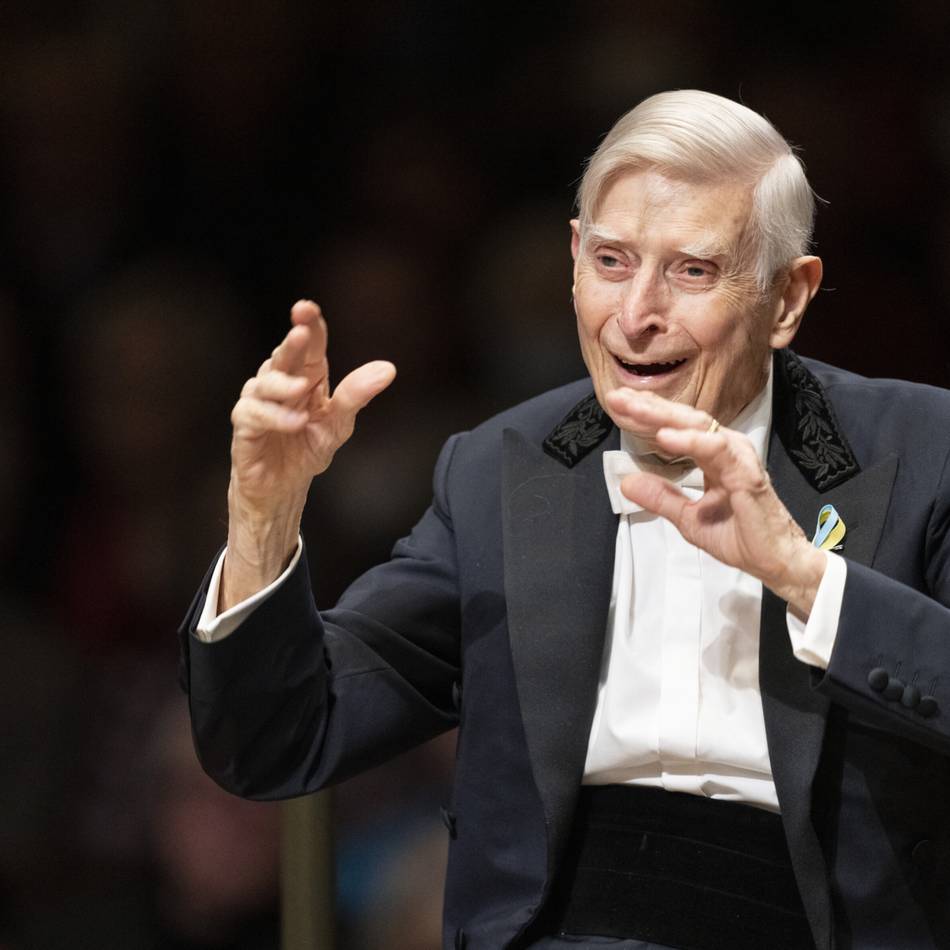 Dienstältester Dirigent in der Elbphilharmonie: Mit 98 am Pult
