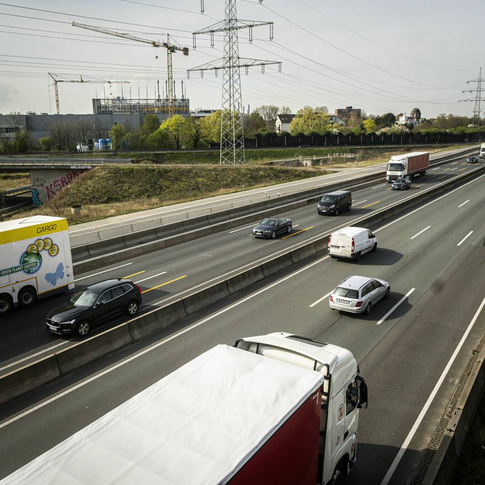 Stauende in Höhe Ausfahrt Holthausen: A46 in Düsseldorf nach Unfall in Richtung Neuss voll gesperrt
