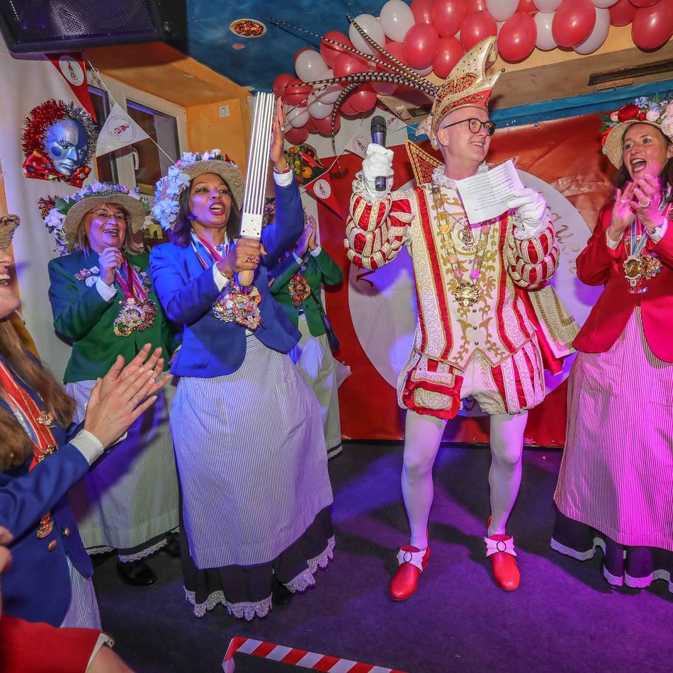 Sellerieprinz in Düsseldorf gekürt: „Das Schönste, was wir in die weißen Strumpfhosen hineinschießen konnten“