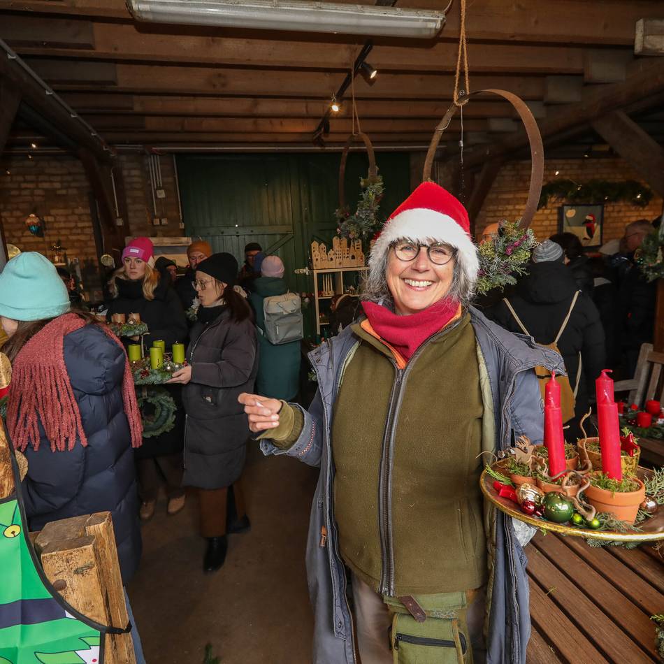 Besonderer Weihnachtsmarkt in Düsseldorf: Besucher stehen Schlange für die Wichtel-Werkstatt im Südpark