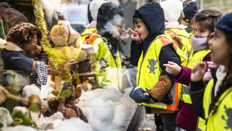 Die schönsten Bilder: So sieht das weihnachtliche Steiff-Schaufenster in Düsseldorf aus