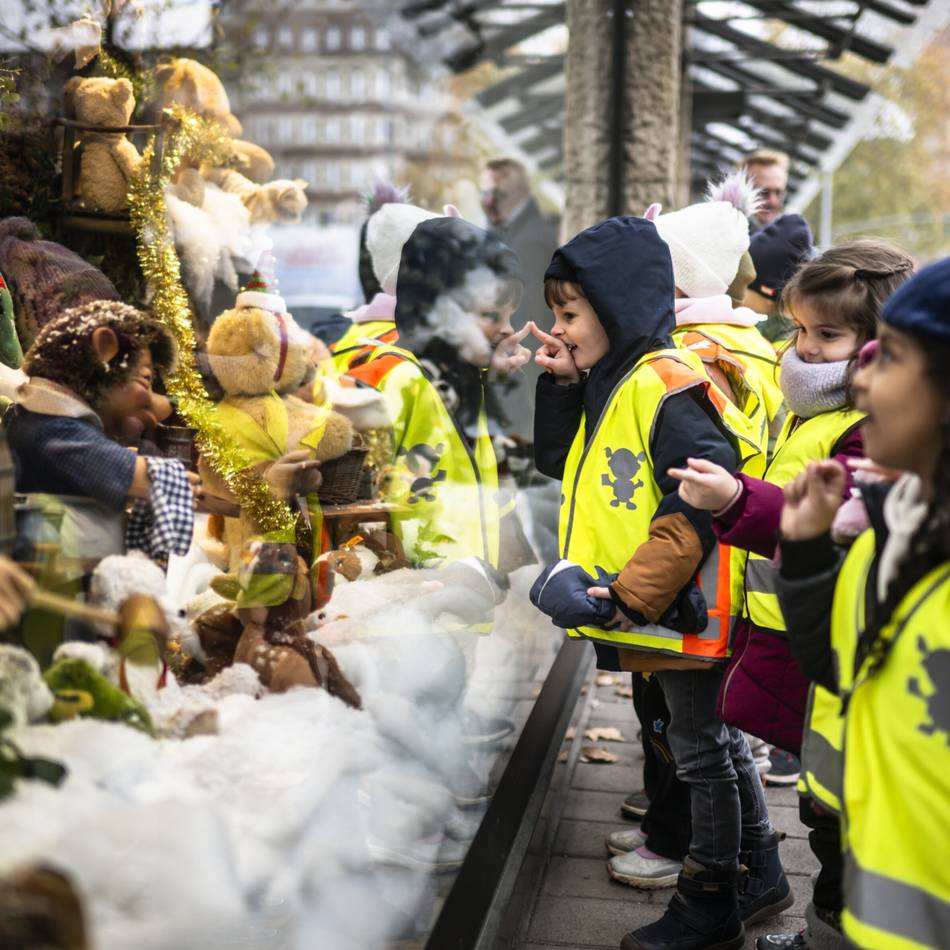 Die schönsten Bilder: So sieht das weihnachtliche Steiff-Schaufenster in Düsseldorf aus