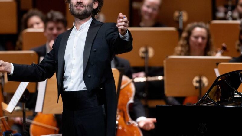 Konzert in der Düsseldorfer Tonhalle: Lachen und Weinen mit Maxi Schafroth