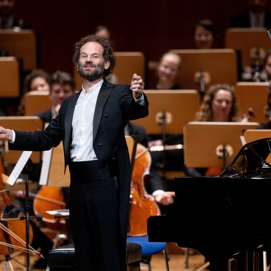Konzert in der Düsseldorfer Tonhalle: Lachen und Weinen mit Maxi Schafroth