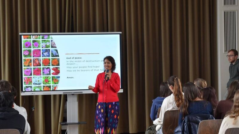 Besuch an der Liebfrauenschule: „Hoffnung lässt uns nicht zugrunde gehen“