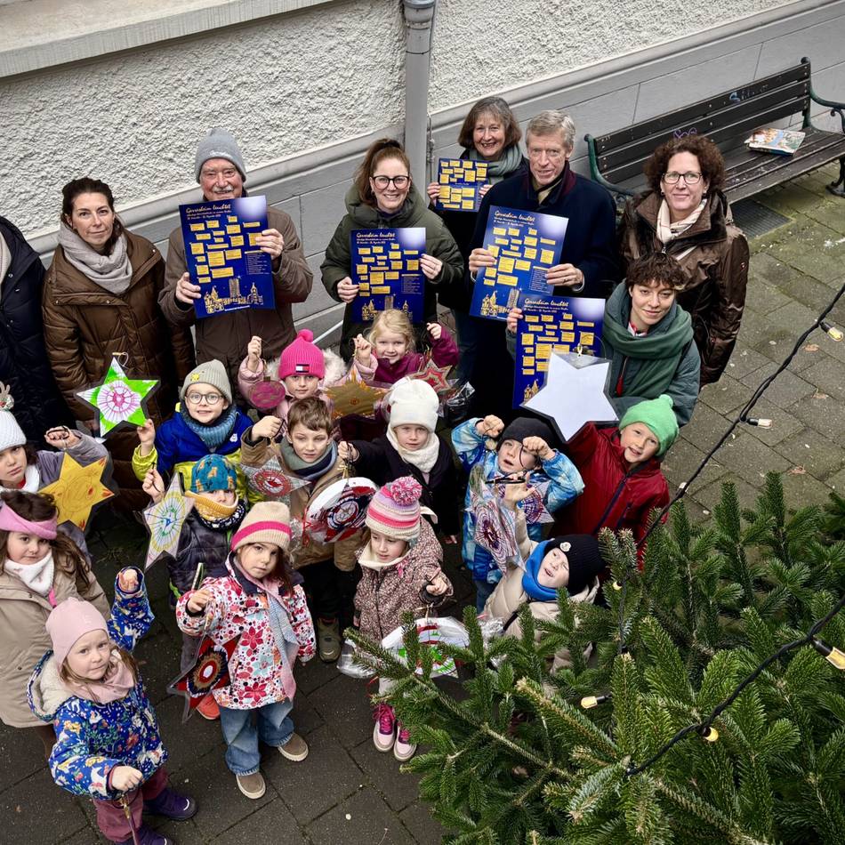 Weihnachtliches Düsseldorf: Feuerwehr hilft Kindern beim Weihnachtsbaum-Schmücken