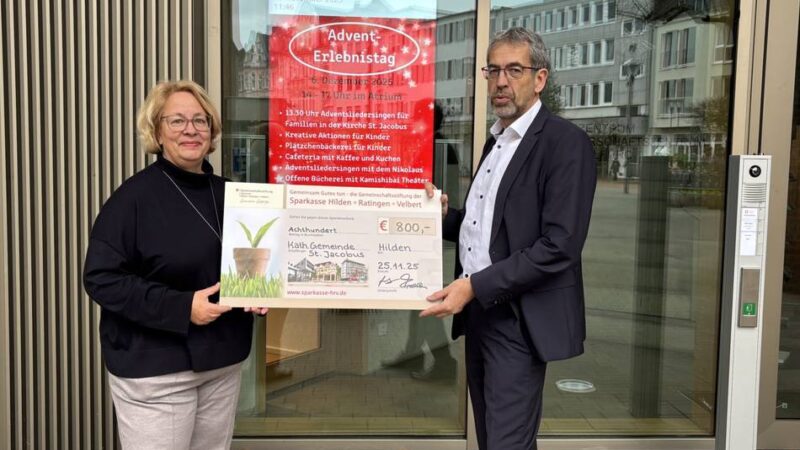 Scheckübergabe in Hilden: Pfarrgemeinde packt Weihnachtstüten für Geflüchtete