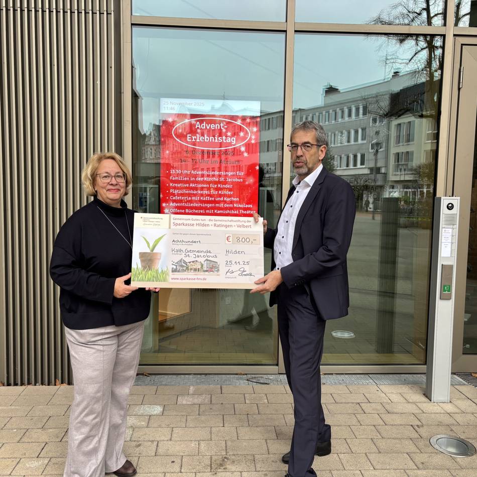 Scheckübergabe in Hilden: Pfarrgemeinde packt Weihnachtstüten für Geflüchtete