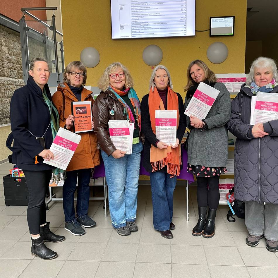 Tag gegen Gewalt an Frauen und Mädchen: Aktion in Mettmann setzt sich gegen häusliche Gewalt ein