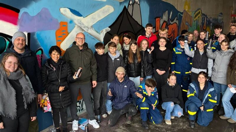 An der B8 in Dinslaken: Bahnunterführung mit gewolltem Graffiti – das steckt dahinter