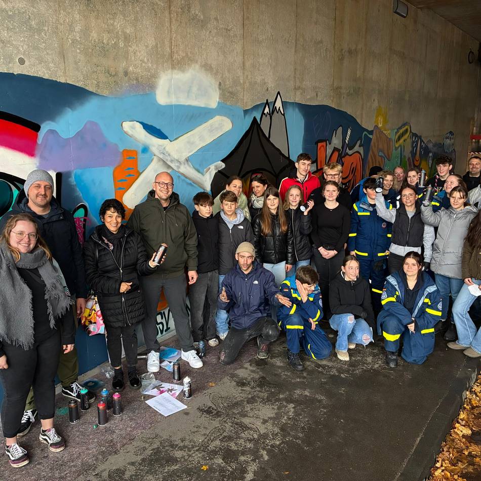 An der B8 in Dinslaken: Bahnunterführung mit gewolltem Graffiti – das steckt dahinter