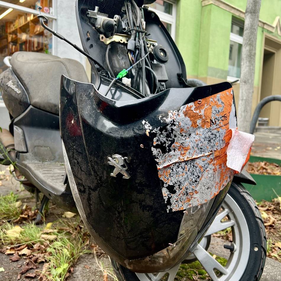 Müll in Düsseldorf: Schrottroller vergammelt drei Jahre vor Buchhandlung