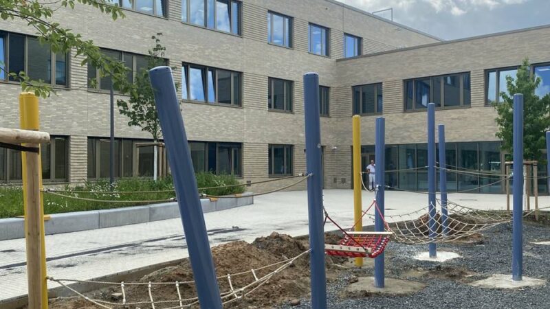 Masterplan Schulen in Düsseldorf: Nach einer Vergabe-Klage stockt die Gestaltung der Außenanlage