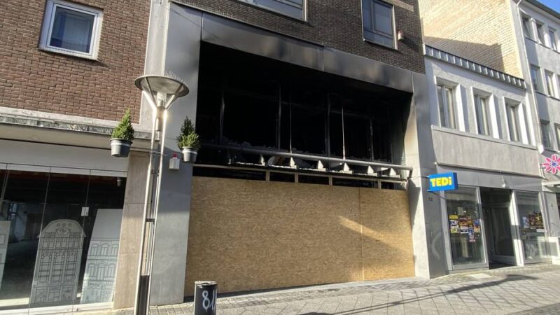 Polizei ermittelt: Frau stirbt nach Feuer in Krefelder Tedi-Filiale