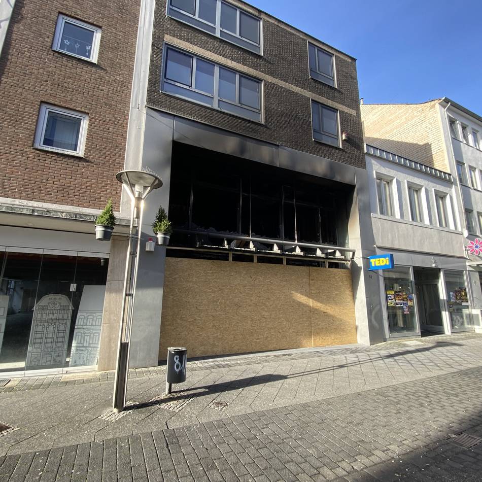 Polizei ermittelt: Frau stirbt nach Feuer in Krefelder Tedi-Filiale