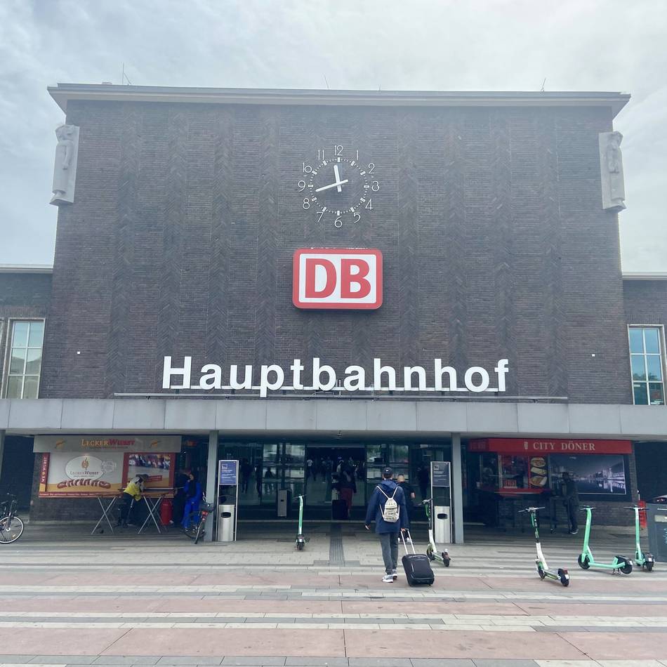 Vorfall in Duisburg: Körperverletzung vor dem Hauptbahnhof – 25-Jähriger sticht mit Messer zu